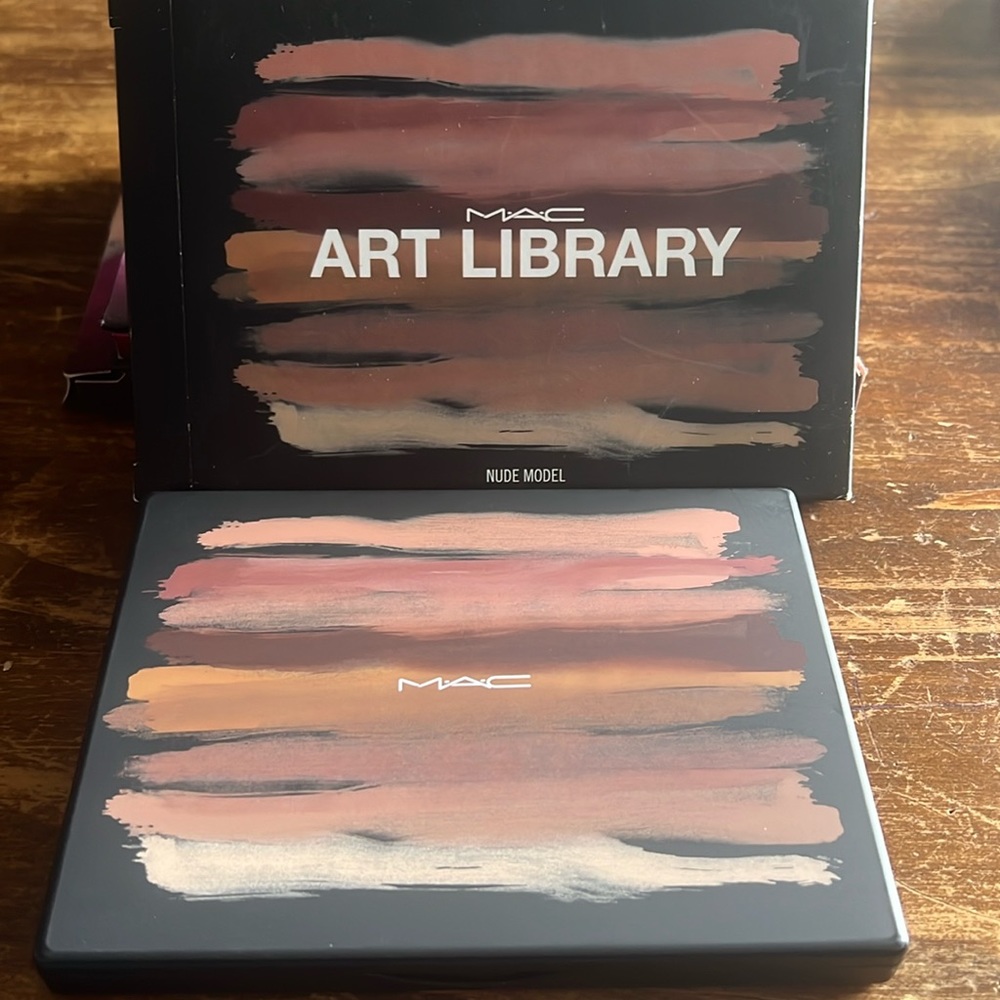MAC Art Library in Nude Model